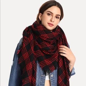 Frayed Trim Plaid Scarf 🧣